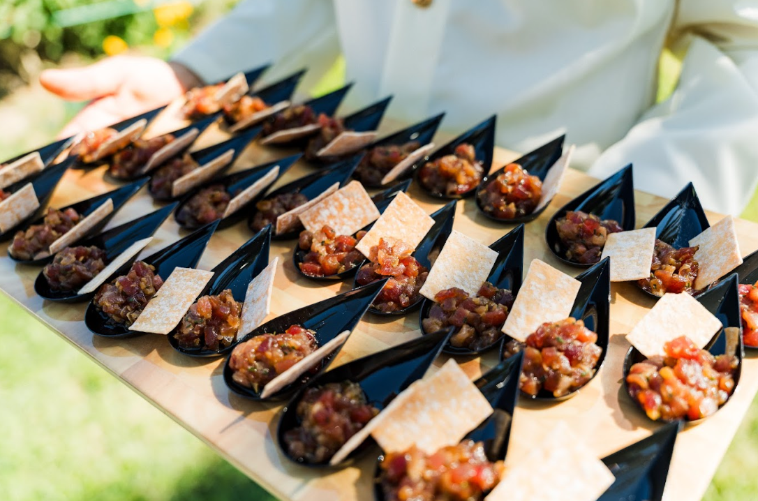 Personal de Azurea Catering sirviendo en evento