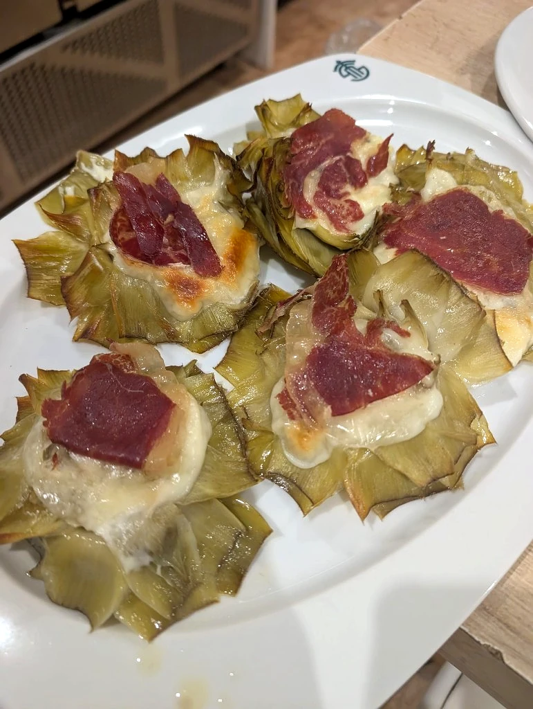 Alcachofas con jamón y queso gratinado
