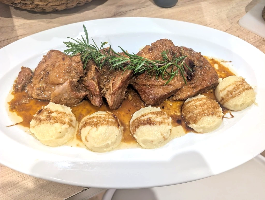 Carne estofada con puré de patata
