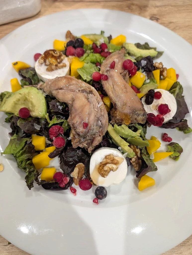 Ensalada con confit y queso de cabra