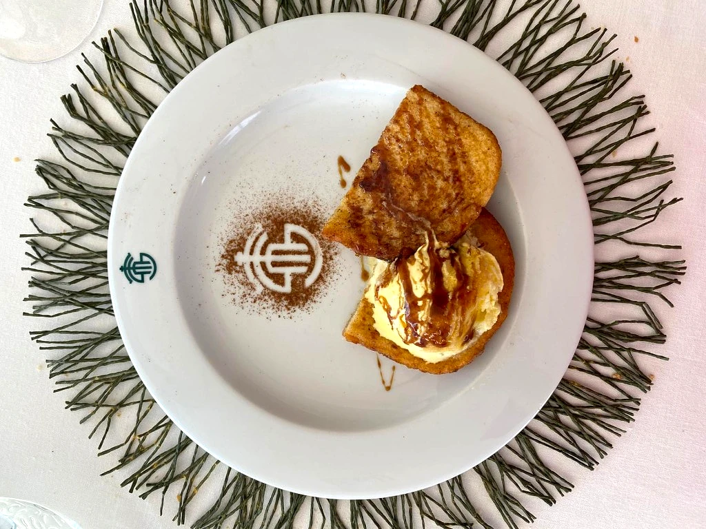 Torrija con helado y sello de la finca