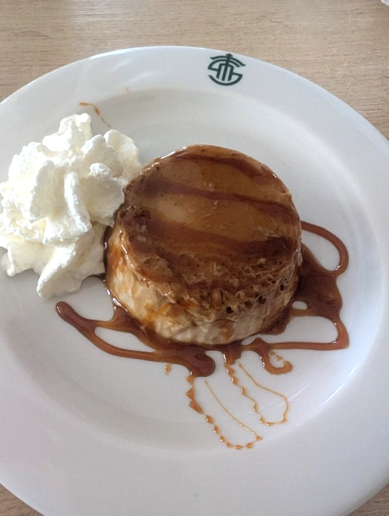 Flan casero con nata montada