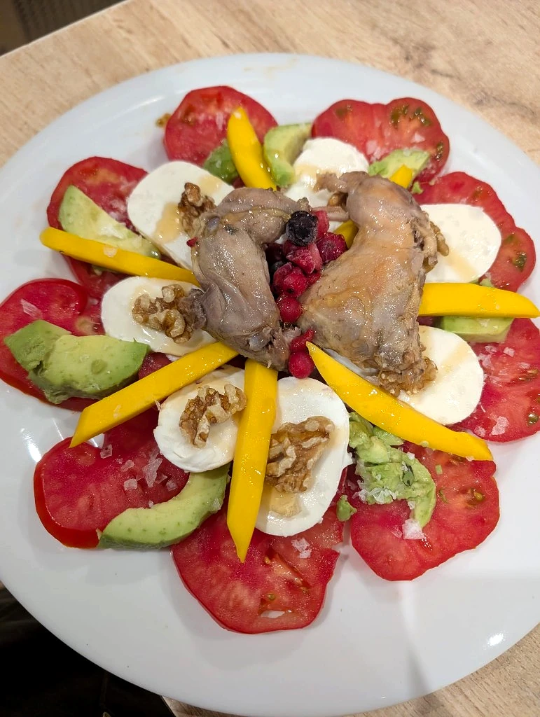 Ensalada de tomate, mango y codorniz
