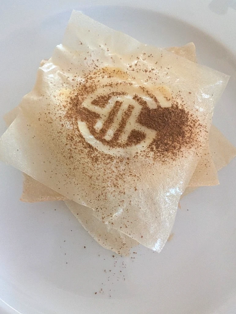 Postre de hojaldre con sello de la finca