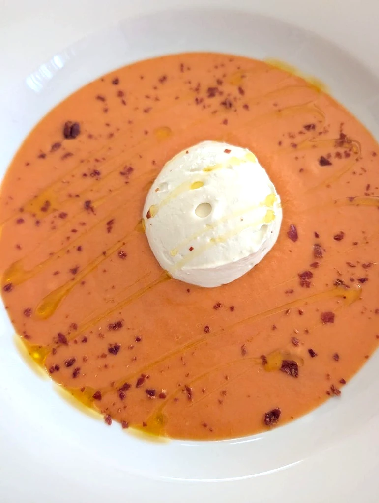 Postre de autor con crema y aceite aromatizado